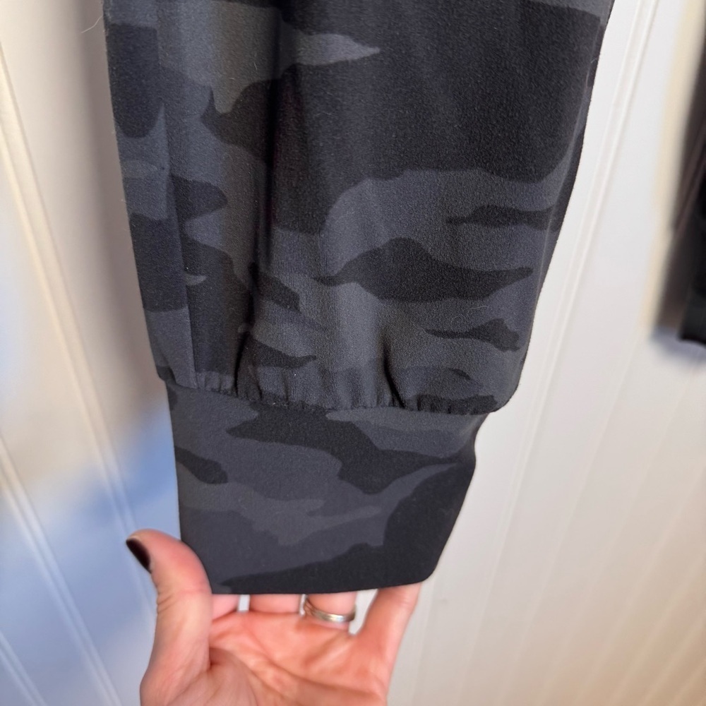 Athleta Salutation Camo Joggers Black & Gray Women’s Size XS - Picture 8 of 14